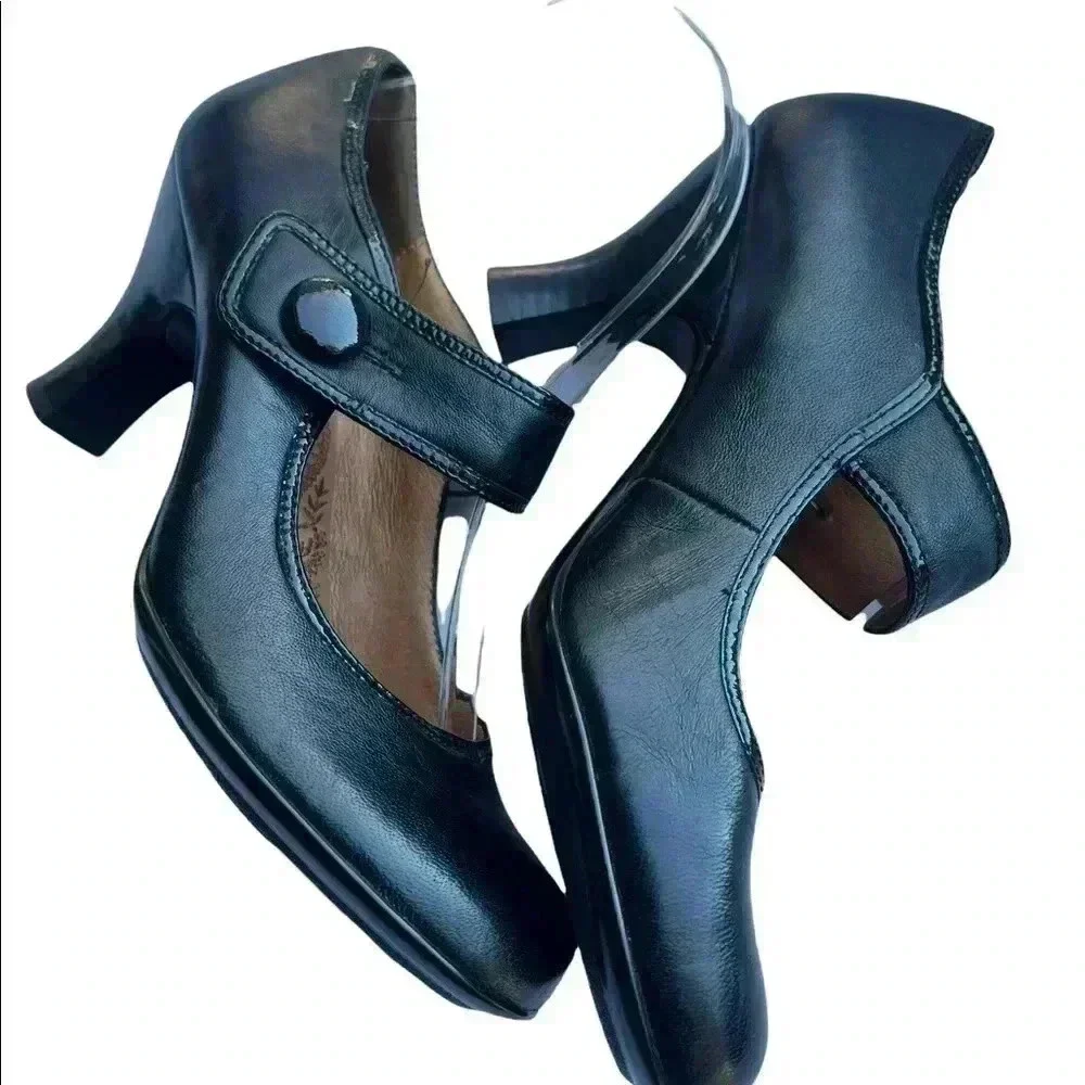 Sofft Black MARY JANES Size 7.5 Narrow!! Crease in leather at the toe Left shoe.